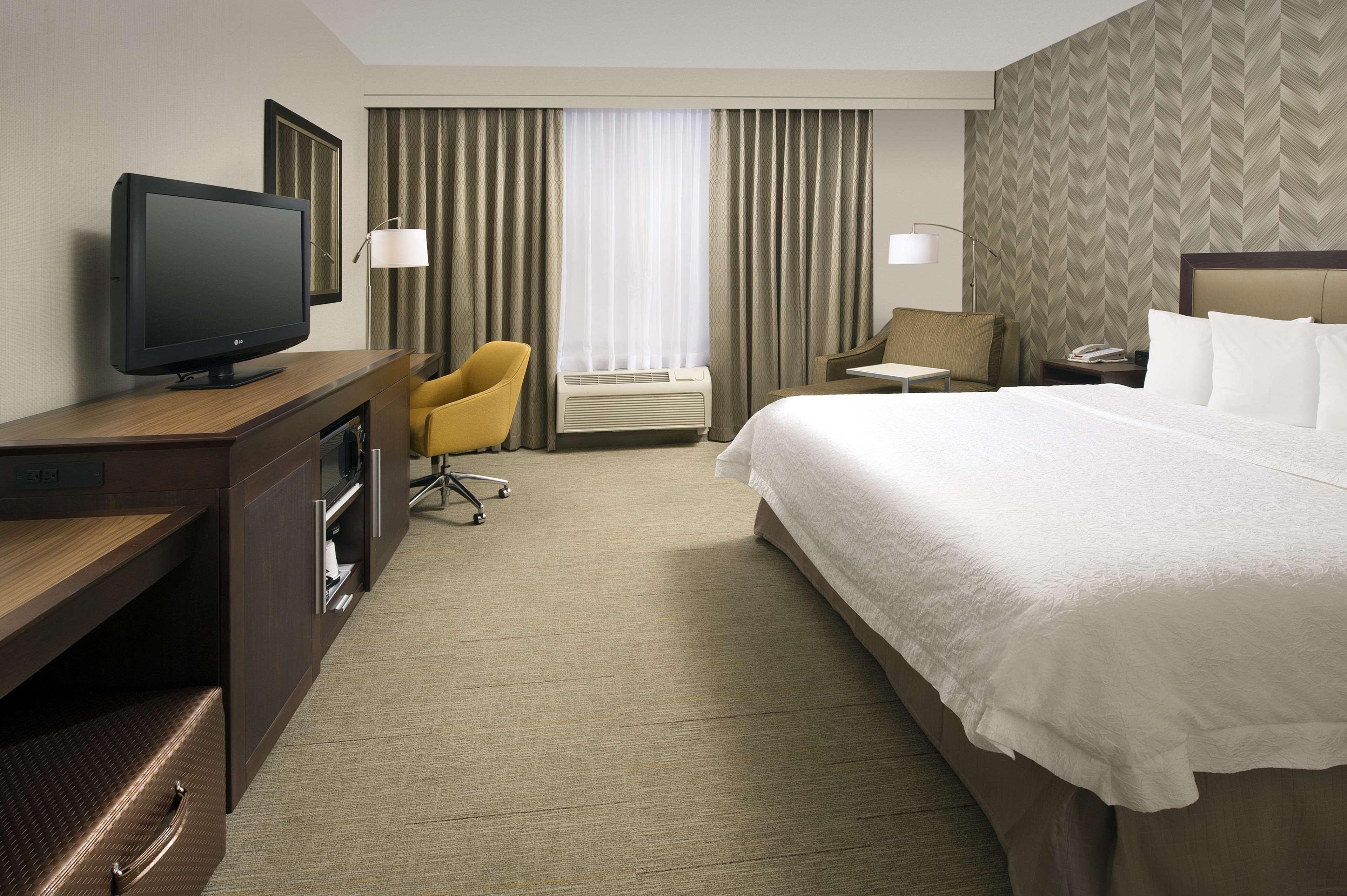 Hampton Inn Kansas City The Legends Экстерьер фото