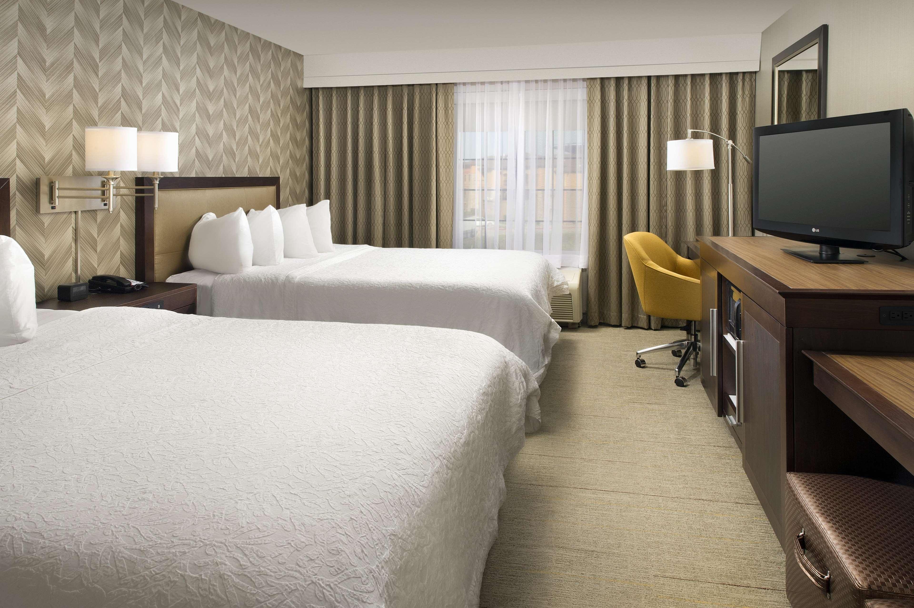 Hampton Inn Kansas City The Legends Экстерьер фото