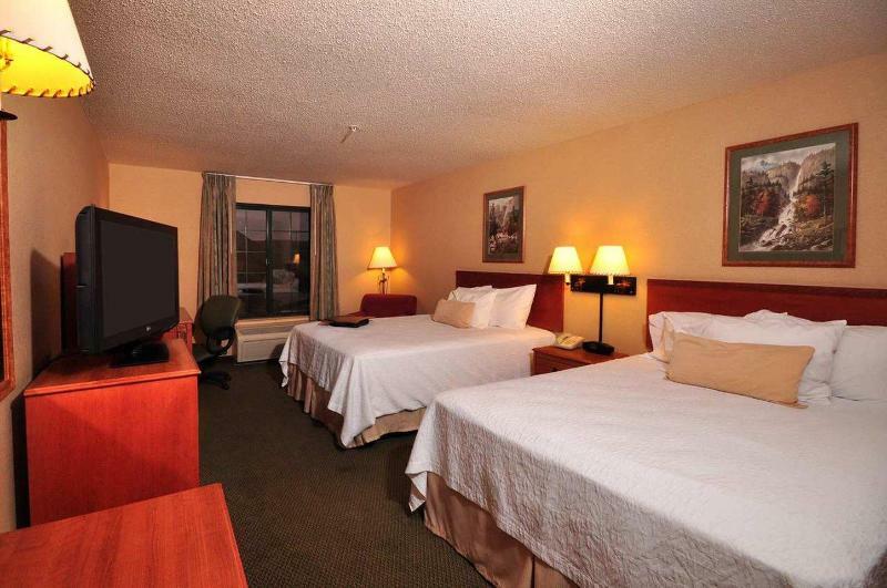 Hampton Inn Kansas City The Legends Номер фото