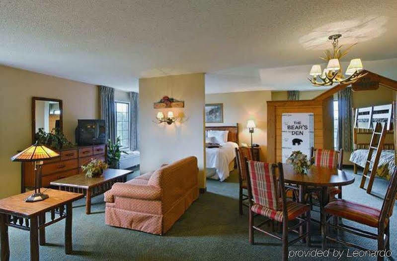 Hampton Inn Kansas City The Legends Экстерьер фото